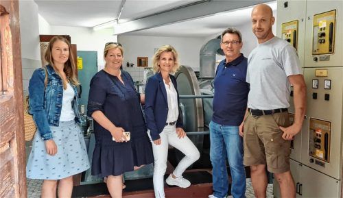 Erleichterung bei allen Beteiligten: (von links) Sonja Rankl vom Bauamt der Gemeinde Nußdorf, Bürgermeisterin Susanne Grandauer, Bundestagsabgeordnete Daniela Ludwig, CSU-Ortsvorsitzender Peter Moser und Kraftwerksbetreiber Florian Dettendorfer. Foto re