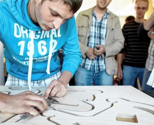 Es gibt viele Ausbildungsberufe, bei denen der Werkstoff Holz im Mittelpunkt steht. Foto djd/Gesamtverband Deutscher Holzhandel/HFS Bad Wildungen