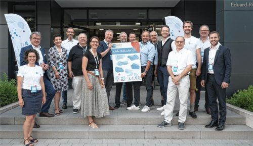 Feiern fünfjähriges Bestehen: (von links) Evi Bachmaier, Klaus Stöttner, Claudia Küchen, Martin Niederauer, Holger Jarrath, Prof. Dr. Stephanie Kapitza, Stefan Neumann, Peter Schindecker, Josef Willkommer, Oliver Döser, Richard Weißenbacher, Johann Hell, Thomas Nagel, Dr. Florian Wiesböck, Christian Gruber, Daniel Artmann.Foto re