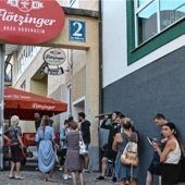 Auf Campingstühlen zum Platz im Zelt