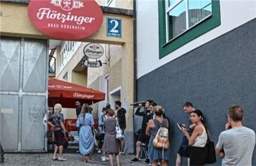 Flötzinger-Festzelt-Fans warten vor dem Tor zum Brauereigelände auf den Reservierungsstart. Fotos Seutter