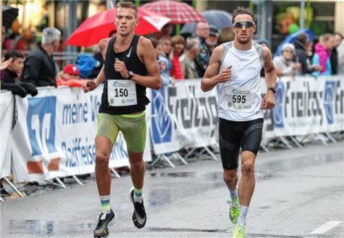 Florian Wiesholler (links) und Simon Manteufel passierten nach rund 2,5 Kilometer noch gemeinsam den Rathausplatz. Foto Hans Weitz