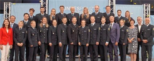 Freuten sich über die Erfolge (vorne von links): Rita Schwarzelühr-Sutter, „Willi“ Willmann, Elia Eichinger, Michelle Uhrig, Jacqueline Lölling, Tina Hermann, Sacha Benecken, Tobias Arlt, Pia Fink, Francesco Friedrich, Albert Kuchler, Peter Beiderwieden, Referatsleiterin B1 Hannah Neise, Kirsten Wittschen, Dirk Schimmelpfennig, Präsident Bundespolizeiakademie Lübeck Alfons Aigner; (hinten von links): Elias Huber, Axel Jungk, Kira Lipperheide, Johannes Ludwig, Thomas Leuthardt, Natalie Geisenberger, Axel Schüller, Felix Loch, Markus Eisenbichler und Daniela Maier.Foto Winkler