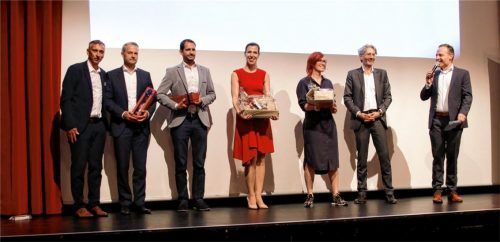 Freuten sich über eine gelungene „Lange Nacht der Weiterbildung“ (von links): Frank Hämmerlein, Leiter der IHK-Akademie Rosenheim-Traunstein, Karl Göpfert, Vorstandsvorsitzender der Sparkasse Rosenheim-Bad Aibling, Andreas März, Rosenheims Oberbürgermeister, Vortragsrednerin Kristina Fremuth, Profi-Sportlerin und erfolgreichste deutsche Olympia-Biathletin Kati Wilhelm und Dr. Florian Habermann, Bereichsleiter IHK Akademie München-Oberbayern mit Moderator Andreas Hobmeier.Foto re