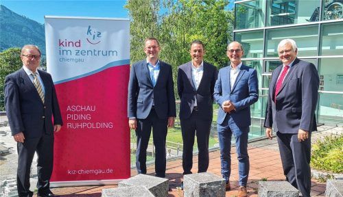 Führende Köpfe des „Kind im Zentrum Chiemgau“: (von links) Aufsichtsratsvorsitzender Alfred Repšys, neuer Geschäftsführer Stefan Schmitt, ehemaliger Geschäftsführer Simon Leicht, neuer Geschäftsführer Peter Wichelmann und stellvertretender Aufsichtsratsvorsitzender Bartholomäus Brieller. Foto KiZ Chiemgau