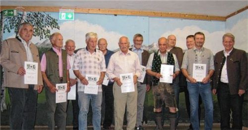 Für ihre Treue wurden (von links) Ernst Kandler, Adolf Schön, Sepp Obermair, Anton Schustereder, Wido Nagele, Helmut Schwarzer, Anton Huber, Heinrich Markus, Michael Binder, Hans Grad und Jochen Schuppe durch den Vorsitzenden Thomas Huber ausgezeichnet.Foto Birkinger