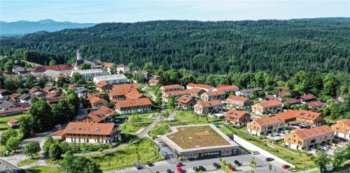 Für die Firma Quest ist es wichtig, bei der Entwicklung von Immobilienprojekten auch Begegnungsräume zu schaffen, wie hier in Weyarn als Grünanlage. Foto Quest