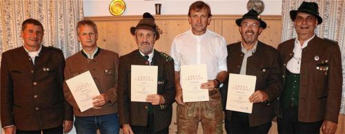 Gauschützenmeister Bernhard Brehmer (rechts) und der Sachranger Schützenmeister Martin Bichl (links) verliehen das Ehrenzeichen des BSSB/DSB für langjährige aktive Mitgliedschaft an (von links) Josef Feistl (25 Jahre beim Verein), Josef Pertl (25), Karl Pletzenauer (40) und Sebastian Pertl (40). Foto Rehberg
