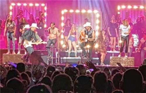 Gegen Ende der Show haben die Musiker junge Frauen auf die Bühne geholt.