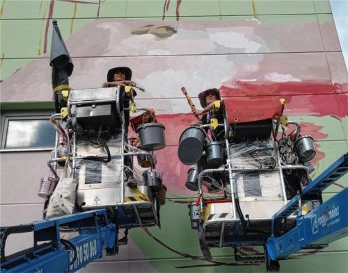 Gemeinsam am Werk: Alba Fabre Sacristán (links) und Elisa Capdevila Galiot. Foto Friedrich