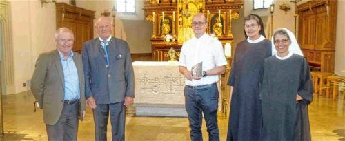 Gemeinsamer Gottesdienst: (von links) Prof. Dr. Josef Stadler (Neffe von Christine Stadler), Bürgermeister Christian Glas, Pfarrer Andreas Przybylski, Äbtissin Johanna Mayer vom Kloster Frauenchiemsee und Mitschwester Regina. Foto Hötzlsperger