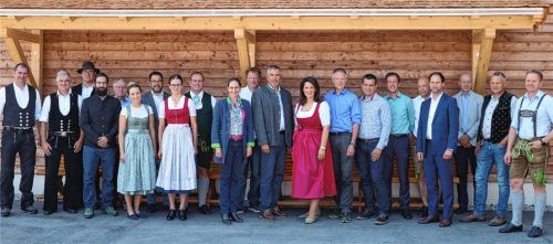 Gemeinsames Engagement für Holz aus der Region: die Gründungsmitglieder des neuen Vereins mit Schirmherrin Michaela Kaniber (Mitte, im Dirndl). Foto StMELF