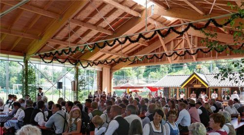 Gemeinsames Fest: Viele Söchtenauer und Schwaberinger waren gekommen, um ihren Ort zu feiern. Fotos Gemeinde Söchtenau