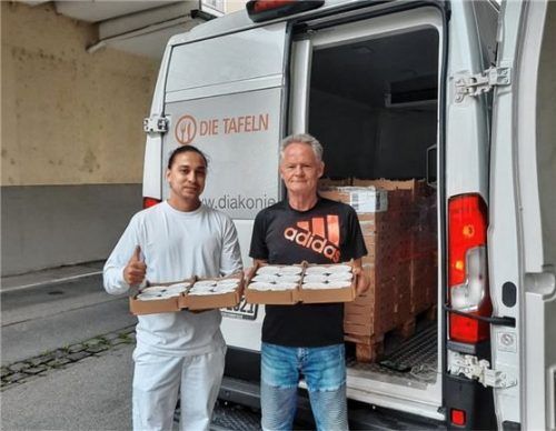 Gerd Schnabel (links) von der Firma Saumweber übergibt Günter Pichler von der Diakonie die erste Ladung Frischkäse. Foto Saumweber
