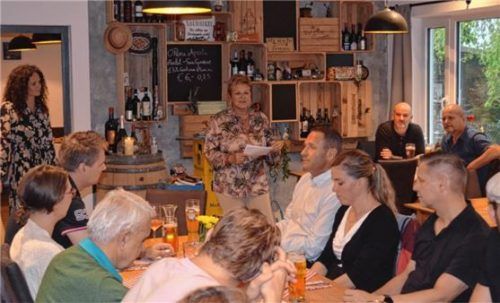 Geselliges Beisammensein in der Vereinsgaststätte am Huberberg mit Sabine Balletshofer-Wimmer und vielen ehrenamtlichen Helfern des SV-DJK. Foto Sedlbauer
