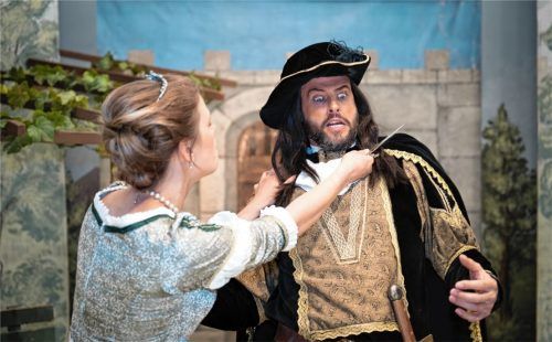 Gespielte Attacke: Herzogin Floribella wehrt sich mit einem Messer gegen ihren lüsternen Schwager.Foto Sun Designs