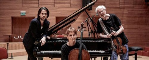 Gidon Kremer (rechts) spielt mit seinem Trio Stücke romantischer und zeitgenössischer Komponisten.Foto Bartek Barczyk