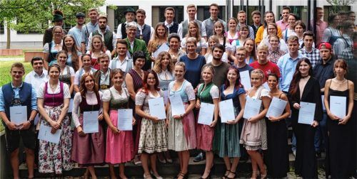 Glückliche Absolventen: die Staatspreisträger mit stellvertretender Landrätin Alexandra Burgmaier (Mitte, links) und Schulleiterin Bärbel Marx (Mitte, rechts). Foto re