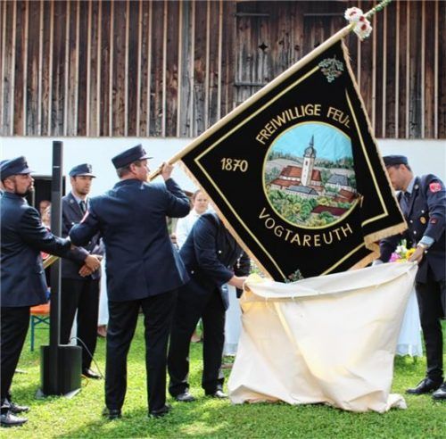 Gottesdienst: Fahnensegnung im Pfarrgarten. Foto re