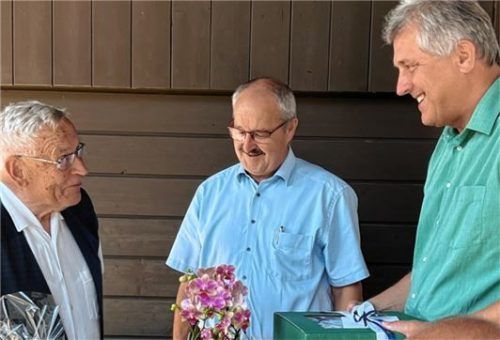 Gratulation zum 90. Geburtstag von (von rechts) Bernd Fessler, dem Großkarolinenfelder Bürgermeister, und von Kolbermoors Stadtoberhaupt Peter Kloo.