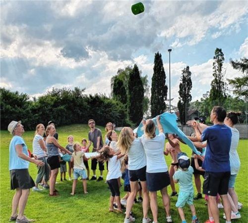 Groß und Klein tobten sich beim Familiensportfest in Kolbermoor aus. Zehn Aufgaben mussten bewältigt werden. Foto re