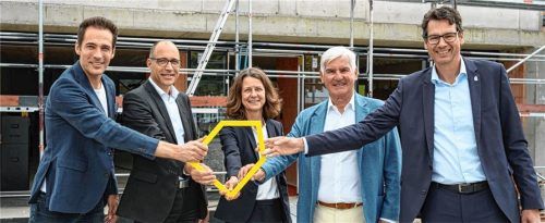 Große Freude über die Fortschritte am Bau: (von links) Alexander Mazza, Moderator und Schirmherr Ronald-McDonald-Haus München am Deutschen Herzzentrum, Sven Schönfeld, Klinik-Geschäftsführer Schön-Klinik Vogtareuth, Tanja Forderer-Barlag, Hausleitung Ronald-McDonald-Haus Vogtareuth, Michael E. Heinritzi, McDonald’s-Franchise-Nehmer, und Adrian Köstler, Vorstand McDonald’s-Kinderhilfe-Stiftung. Foto McDonald’s-Kinderhilfe-Stiftung/Plankl-Roos