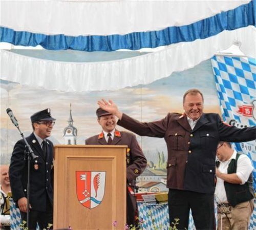 Günther Scholz mit der Sonderanfertigung der Uniform in Feuerwehrblau (Bayern) und Feuerwehrbraun (Tirol).