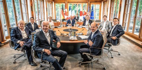 Gute Laune beim G7-Gipfel auf Schloss Elmau: (von links) Boris Johnson, Premierminister von Großbritannien, Fumio Kishida, Premierminister von Japan, US-Präsident Joe Biden, EU-Kommissionspräsidentin Ursula von der Leyen, EU-Ratspräsident Charles Michel, Mario Draghi, Premierminister von Italien, Bundeskanzler Olaf Scholz, Justin Trudeau, Premierminister von Kanada und Emmanuel Macron, Präsident von Frankreich. Foto dpa