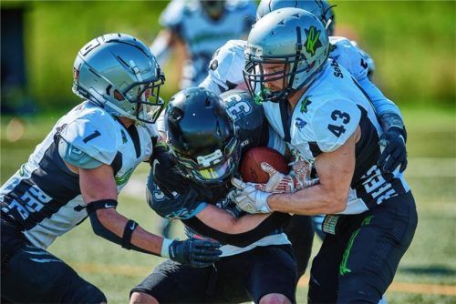 Harter Kampf um das Spielgerät: Am Ende blieben die Rosenheim Rebels (weiße Trikots) Sieger.Foto Alexander Gerhardt/AGES