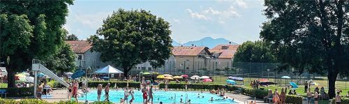Im Freibad Kolbermoor lässt sich die Hitze einigermaßen aushalten. Am Sonntag zog es Hunderte Gäste auf der Suche nach einer Erfrischung hierher. Fotos Gerlach