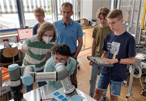 Im Labor für Montageautomatisierung und Robotik an der Fakultät für Ingenieurwissenschaften dürfen die Gymnasiasten unter Anleitung von Professor Dr. Christian Meierlohr (Mitte) selbst an die Steuergeräte.Foto re