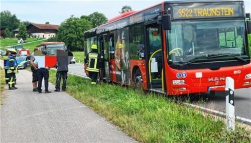 In das Heck dieses Linienbusses krachte ein Pkw-Fahrer bei Döging auf der Kreisstraße TS31.Foto Lamminger