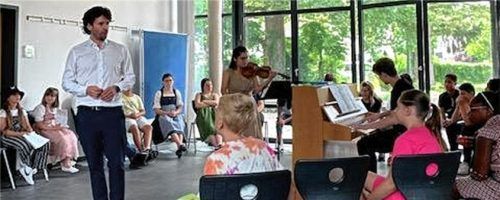 In der Schule am Gries spielen Profimusiker mit Schülern in einem gemeinsamen Konzert. Foto SFZ