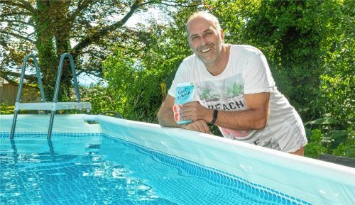 In diesem Pool können Kinder ihre ersten Schwimmversuche starten: Thomas Poggemann, Vorsitzender des Vereins „Schwimmflöhe“, zeigt die kritisierten Gutscheine.Foto Berger