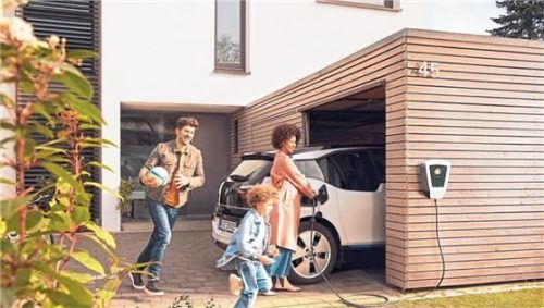 In gerade mal drei Prozent der Haushalte in Deutschland steht mittlerweile ein Elektroauto zur Verfügung. Foto djd/LichtBlick SE