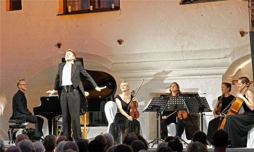 In seiner Rolle als „Rosenheim-Cop“ Michi Mohr hat Sänger und Schauspieler Max Müller auch schon auf der Schlossbühne ermittelt. Foto Schloss Amerang