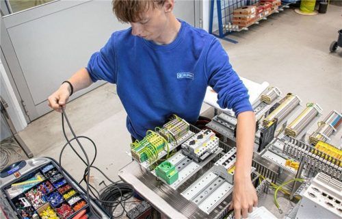 Industrieelektriker kümmern sich vor allem um sicherheitstechnische Aufgaben. Foto re
