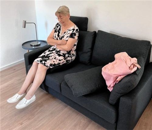 Inge Ilgenfritz, die ehemalige Vorsitzende von Pro Senioren, testet eine Aufstehhilfe des Sofas. Fotos Degenhart