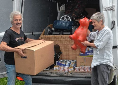 Iris Trübswetter belädt mit Michael Schanz einen Transporter mit Hilfsgütern. Foto Schlecker