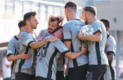 Jubel nach dem Burghauser 1:1-Ausgleich durch Felix Bachschmid (Mitte). Foto Christian Butzhammer