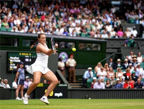 Jule Niemeier zog durch einen Sieg gegen Heather Watson in Wimbledon in das Viertelfinale ein und spielt am Dienstag gegen Tatjana Maria. Foto dpa-Bildfunk