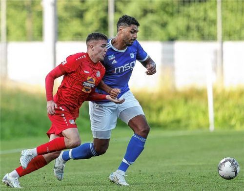 Kampf um den Ball zwischen Traunsteins Dennis Hrvoic (links) und dem Ismaninger Daniel Gaedke.Foto Hans Weitz