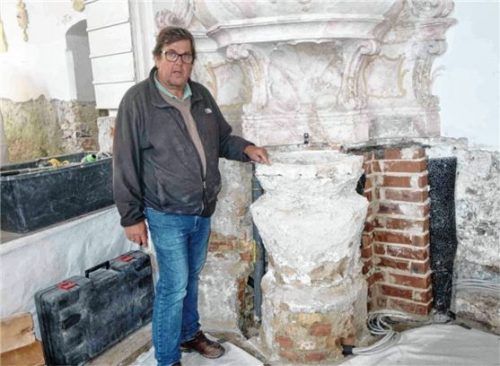 Kirchenpfleger Heinrich Dhom zeigt den Seitenaltar in der Wallfahrtskirche Maria Stern. Foto Hötzelsperger