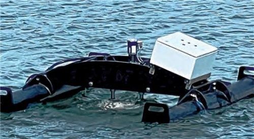 Klein, aber Blickfang: Unter dem schwarzen Gestell hängt der glitzernde Oloid im Simssee.