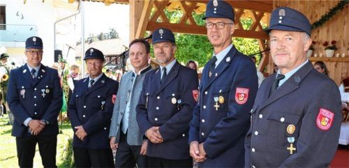 Kommandant Martin Dialler (links) und Bürgermeister Daniel Mair (Dritter von links) übergaben Georg Maurer, Georg Furtner, Georg Noichl und Hans Schäffer (von links) das goldene Feuerwehrehrenzeichen für 40 Jahre aktiven Feuerwehrdienst. Foto Rehberg