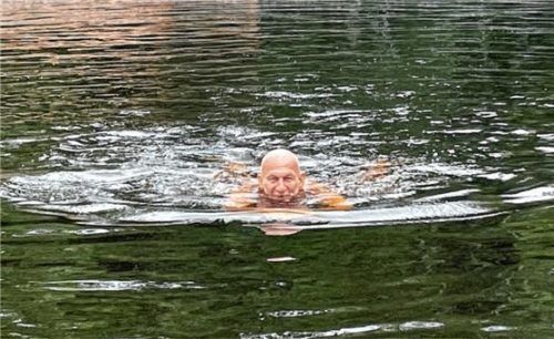 Kreative Schaffenspausen nimmt Peter Michael Hamel beim Schwimmen im Aschauer Moorbad.Foto Kirchner