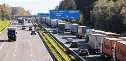 Lastwagen stauen sich kilometerlang im Inntal auf der Autobahn 8 in Richtung Österreich. Foto dpa
