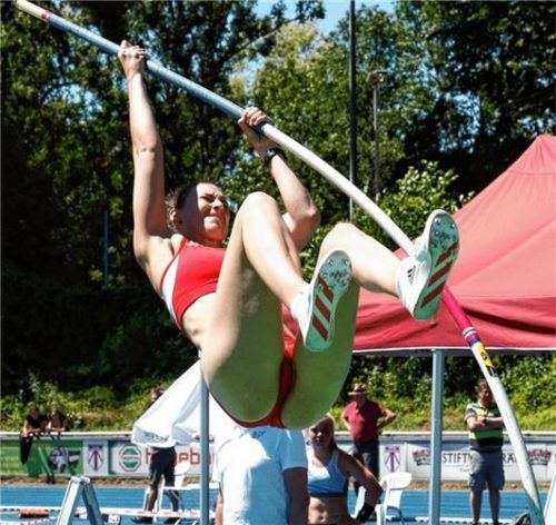 Laura Kurzbuch vom TSV Wasserburg wurde bayerische Vizemeisterin im Stabhochsprung der Frauen.Foto Stuffer