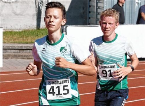 Leo Schrei (vorne) vom SV Schloßberg-Stephanskirchen wurde Vizemeister über 3000 Meter vor seinem Vereinskameraden Valentin Fezer (hinten).Fotos Ludwig Stuffer