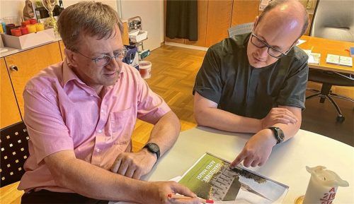 Letzte Vorbereitungen: Pfarrer Andreas Przybylski (rechts) und Georg Voit vom Pfarrgemeinderat (links) stellen noch ein paar Überlegungen für das 150-jährige Pfarrkirchen-Jubiläum an. Die Feierlichkeiten laufen vom 23. Juni bis zum 16. Oktober. Foto Kirchner